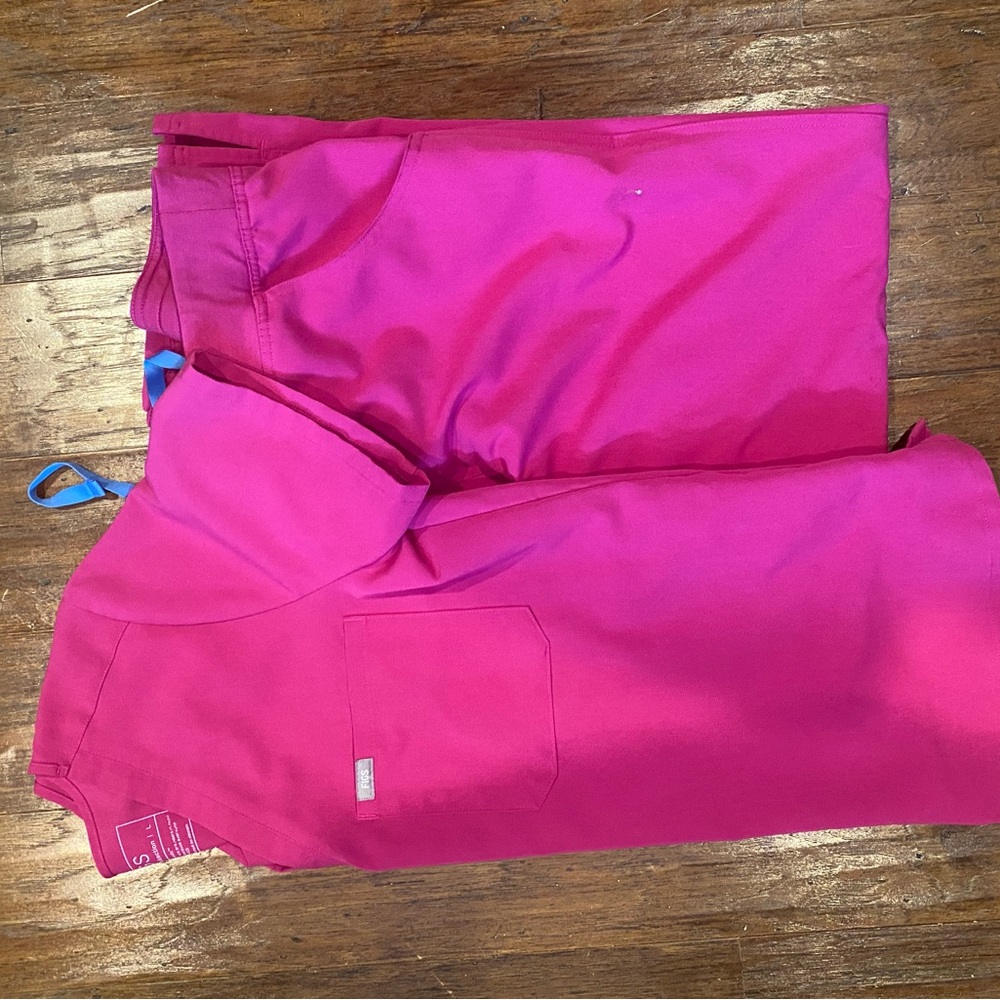 Womens Figs scrub set size large
Kade pants Caterina top